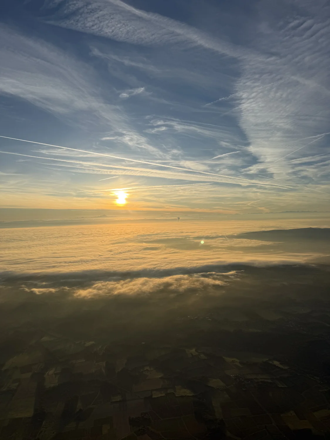 Vue du ciel depuis une montgolfière lors d’un vol en montgolfière Beaujolais au lever du soleil