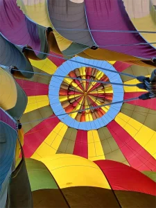 Vue depuis l’intérieur d’une montgolfière pendant une balade en montgolfière Lyon au-dessus du Beaujolais