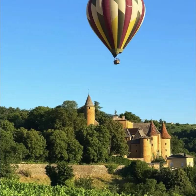 Vue aérienne de la région lyonnaise avec une montgolfière près de Lyon
