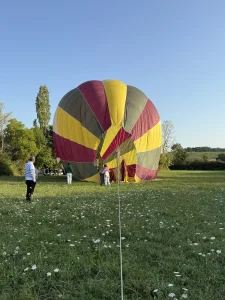 Équipe préparant une montgolfière avant le décollage pour un vol en montgolfière Beaujolais